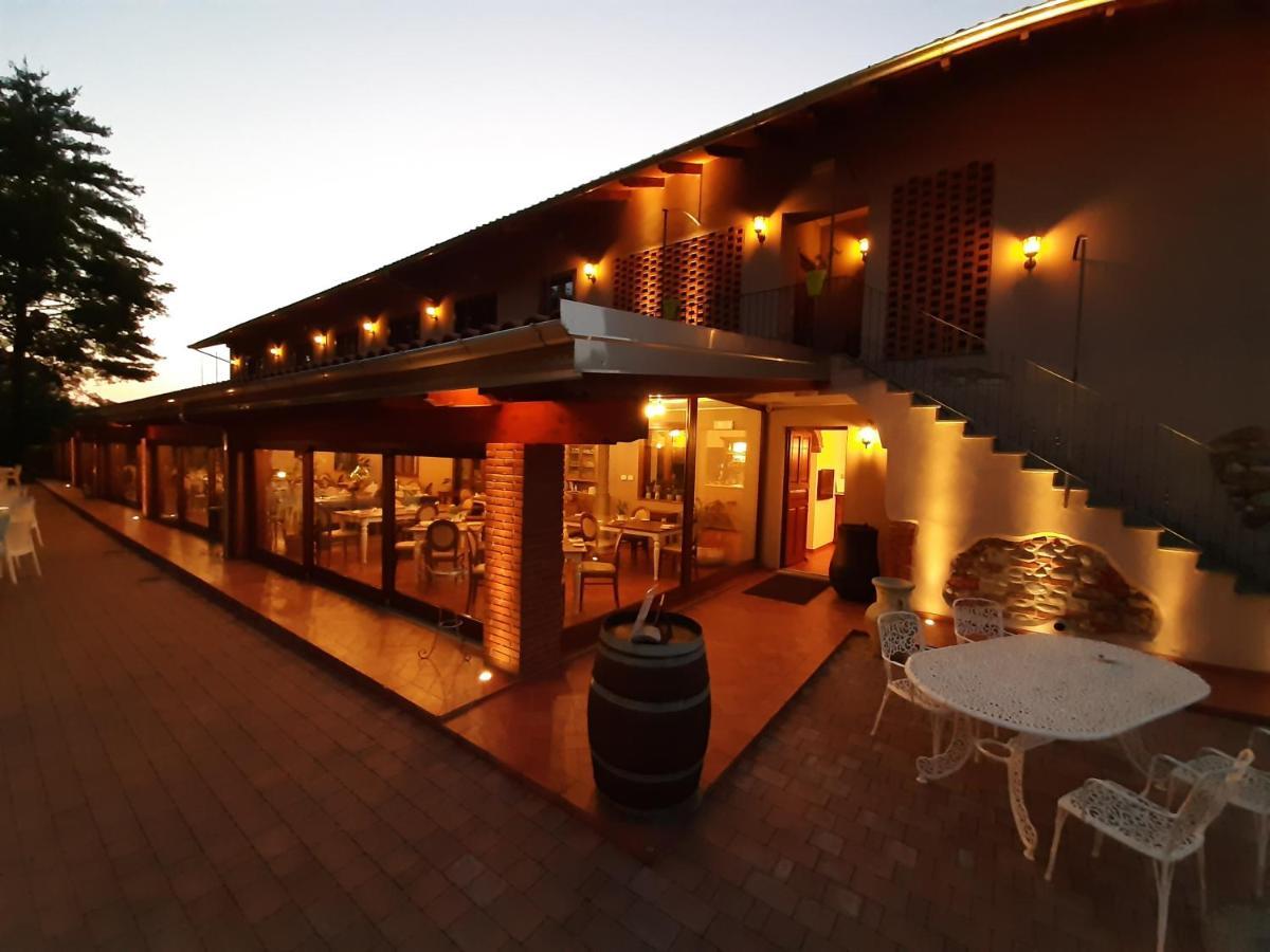 La Locanda Della Staffa Pombia Exterior foto